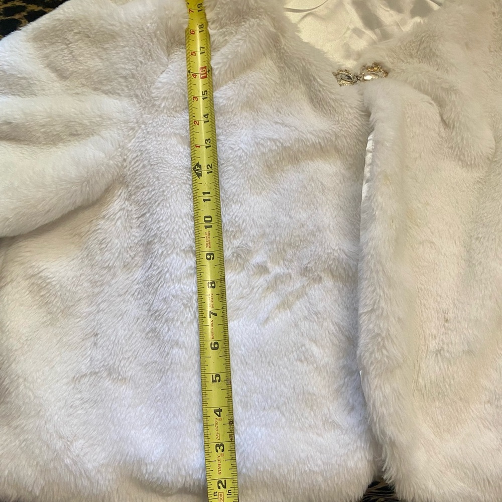 Haani Faux Fur Capelike coat in white with clasp - Picture 4 of 11